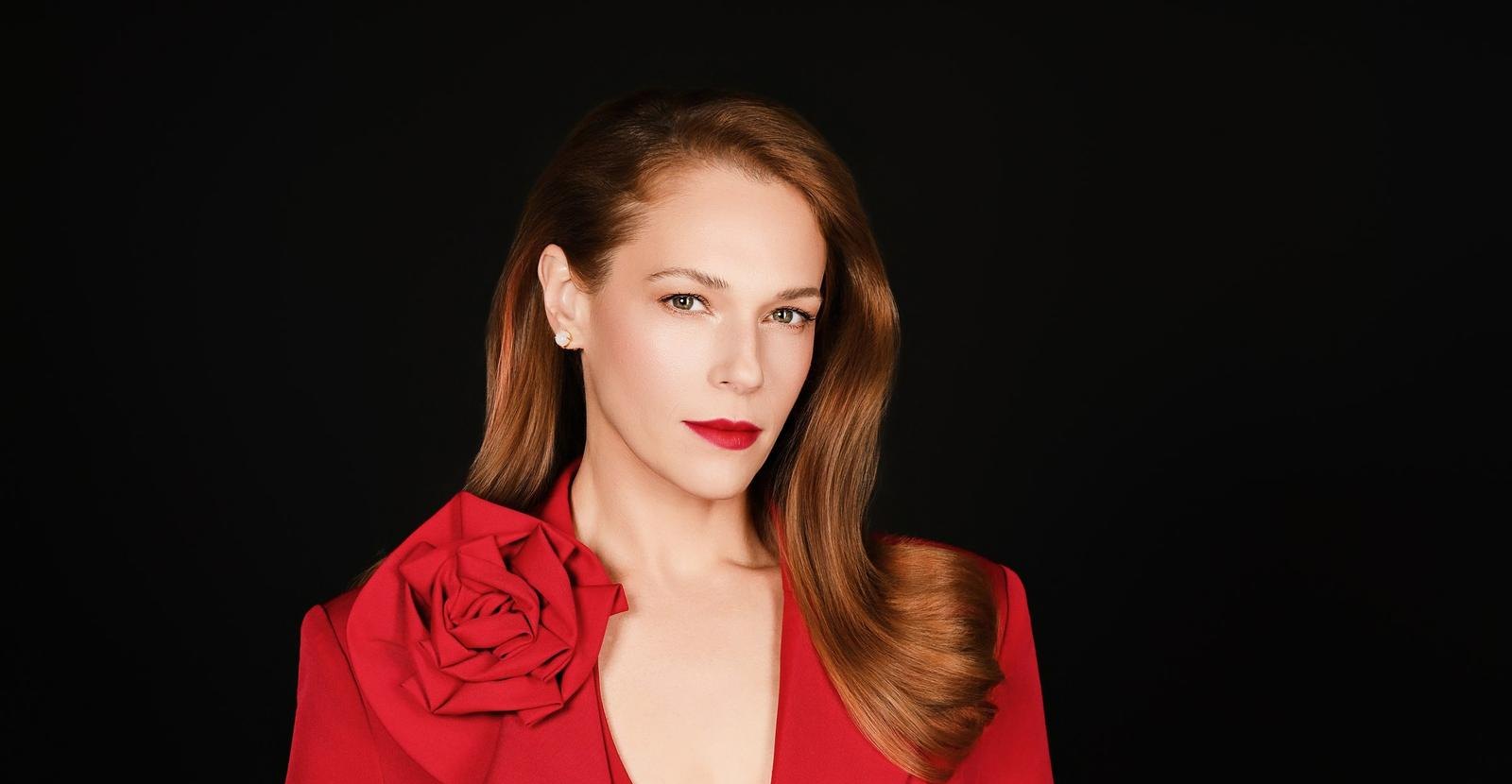 Amanda Righetti, portrait in red